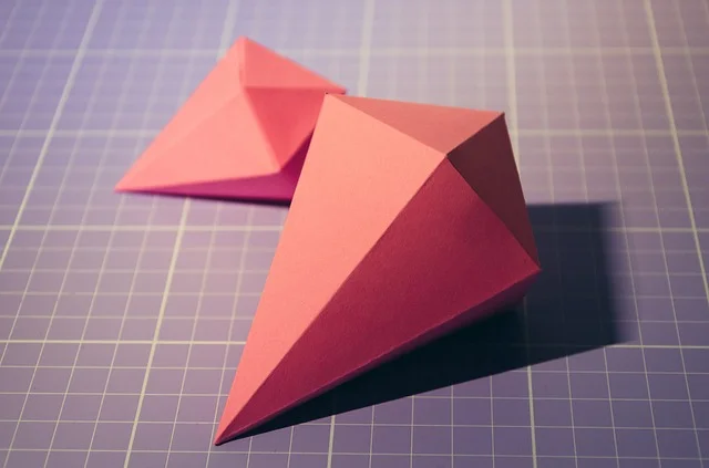 Fot. Pixabay/[url=https://pixabay.com/pl/majstrowa%C4%87-diament-origami-papier-620901/]ranii[/url] / [url=http://bit.ly/CC0-PD]CC0 Public Domain[/url]