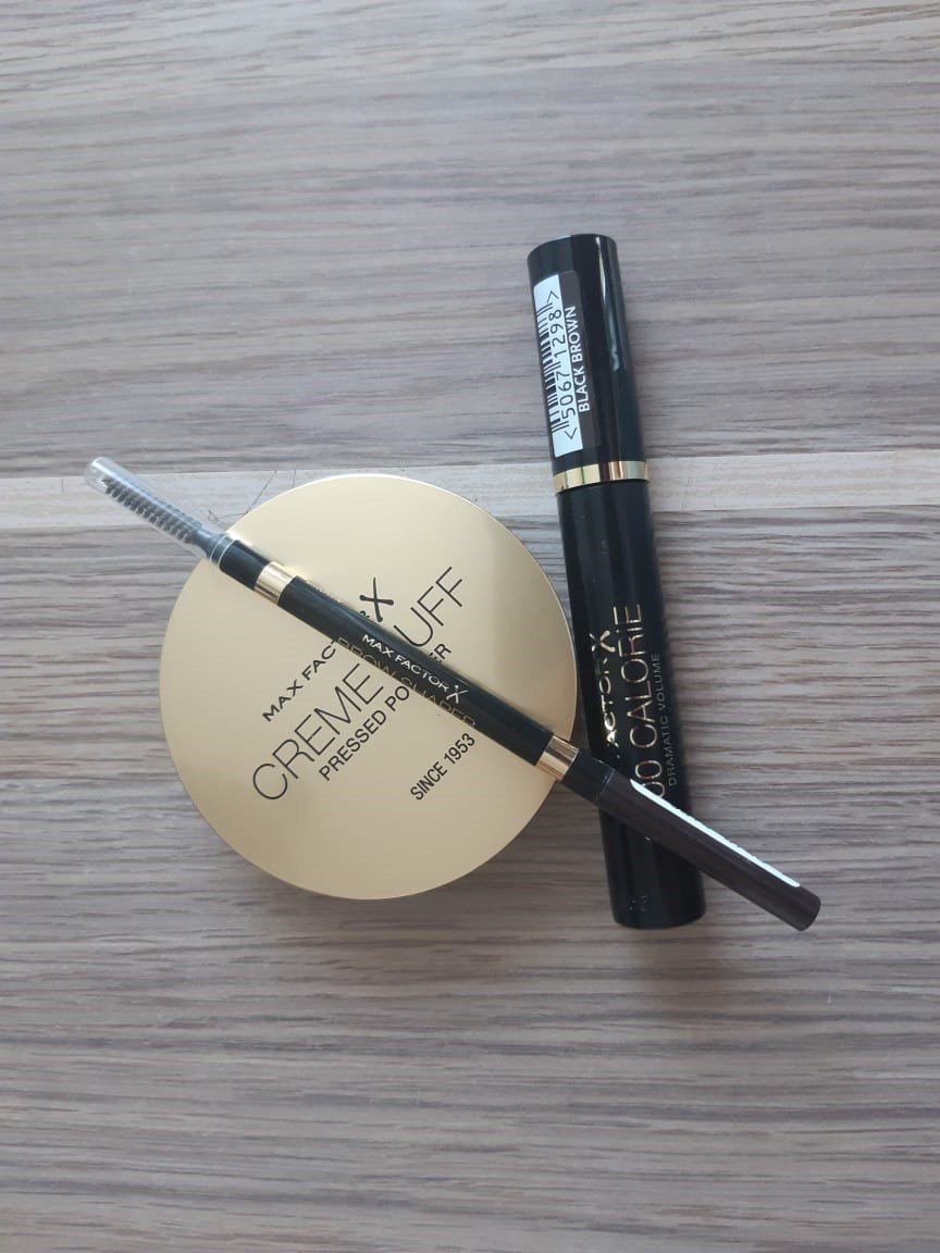 Współczesne opakowania sygnowane marką Max Factor.