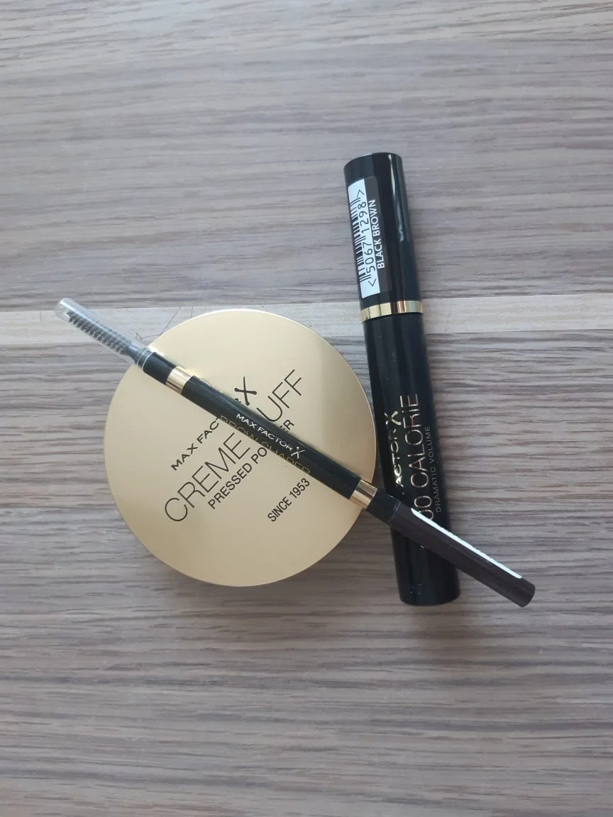 Współczesne opakowania sygnowane marką Max Factor.