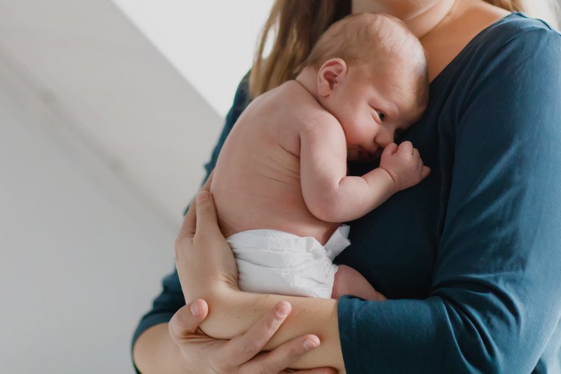 Matka o pierwszym miesiącu życia z dzieckiem.