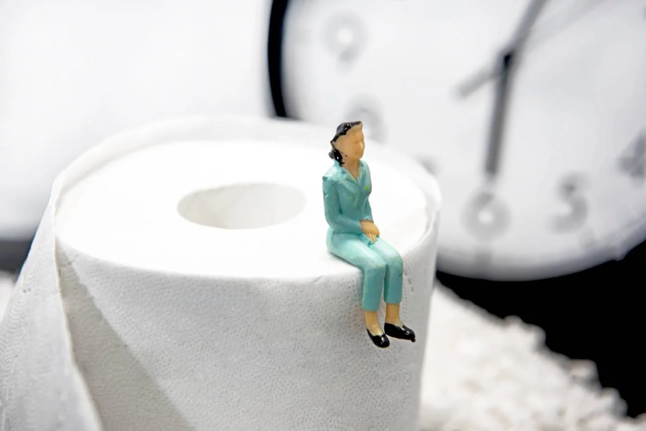 zmęczenie, przebodźcowanie, zmęczona mama, chowanie przed dziećmi, odpoczynek od dzieci