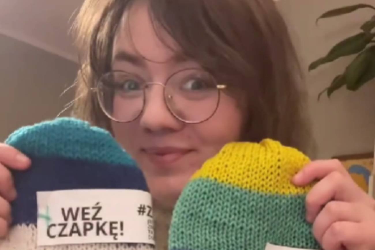 Akcja z wełnianymi czapkami oburzyła internautów. Jej cel jest jednak poruszający