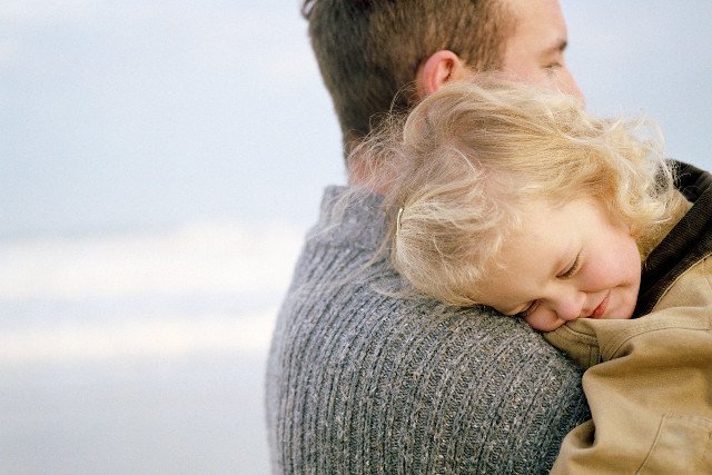 Ojciec ma wpływ na każdą ze sfer rozwoju swojego dziecka. Również seksualną.