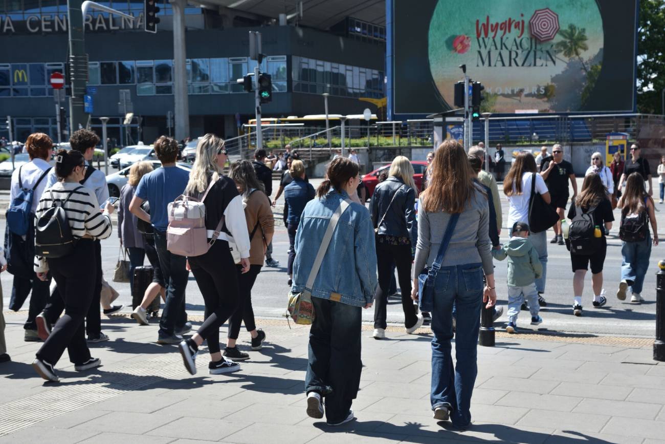 Nastolatki idą w grupie przez miasto.