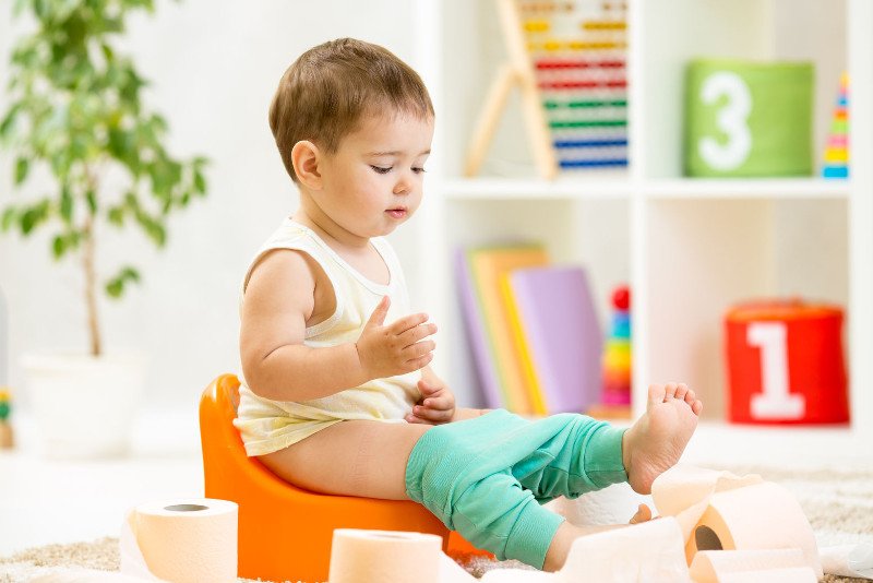 Dziecko korzysta z nocnika