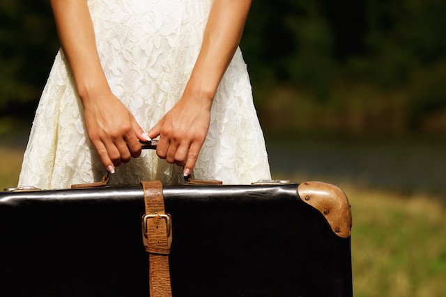 Fot.[url=http://www.shutterstock.com/pic-251234422/stock-photo-a-hand-of-a-young-woman-with-a-suitcase.html?src=csl_recent_image-4]KonstantinChristian[/url]/Shutterstock