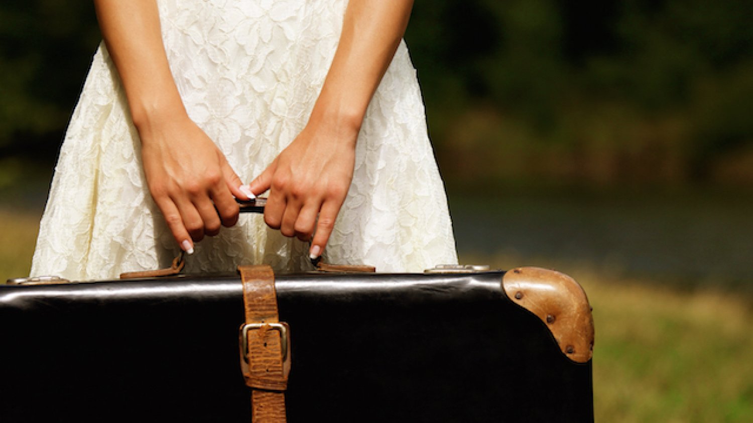 Fot.[url=http://www.shutterstock.com/pic-251234422/stock-photo-a-hand-of-a-young-woman-with-a-suitcase.html?src=csl_recent_image-4]KonstantinChristian[/url]/Shutterstock