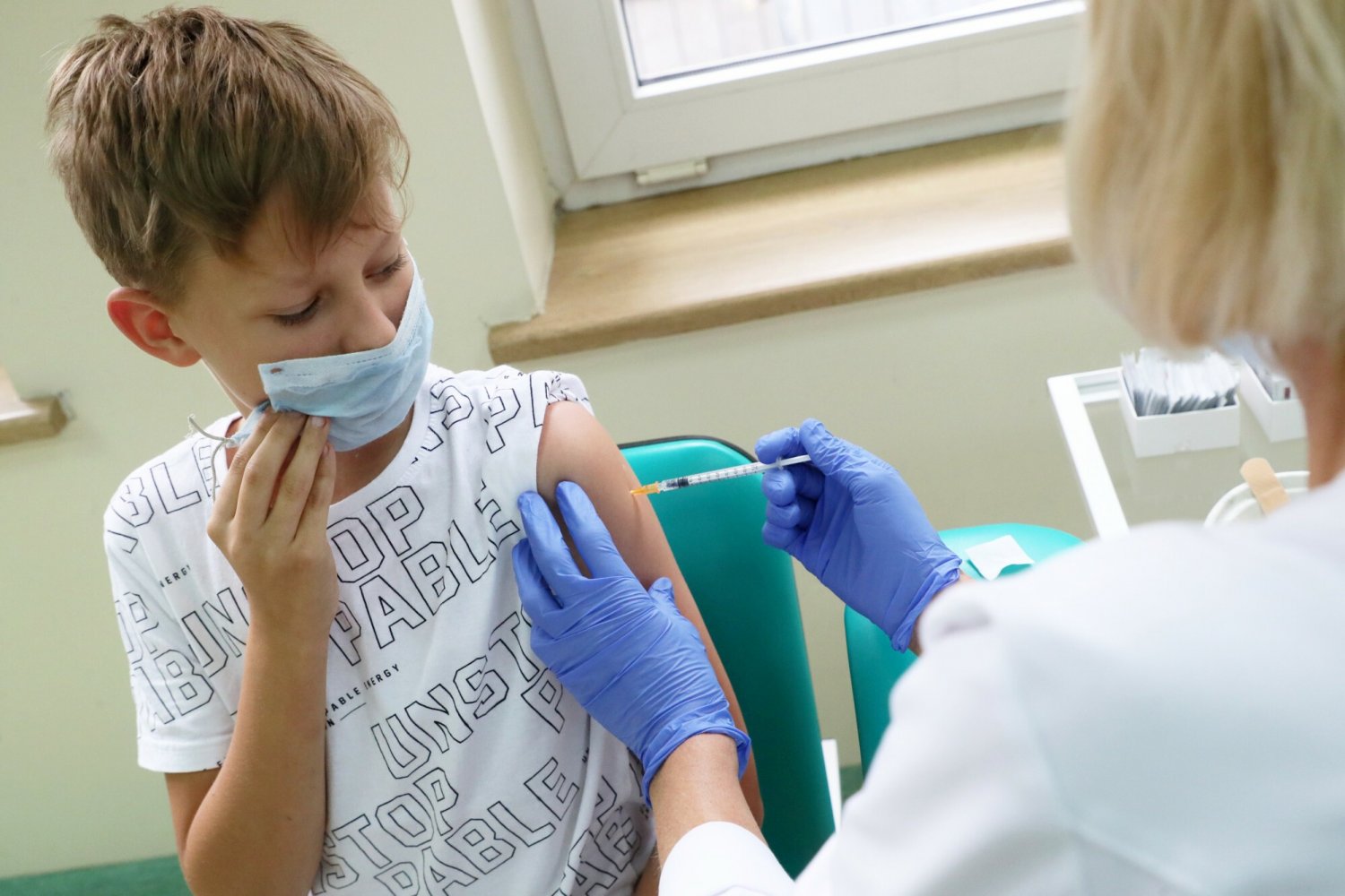 Na szczepienie dzieci od 5 r.ż. poczekamy dłużej, niż początkowo oczekiwał rząd. Pfizer opóźnia dostawę.