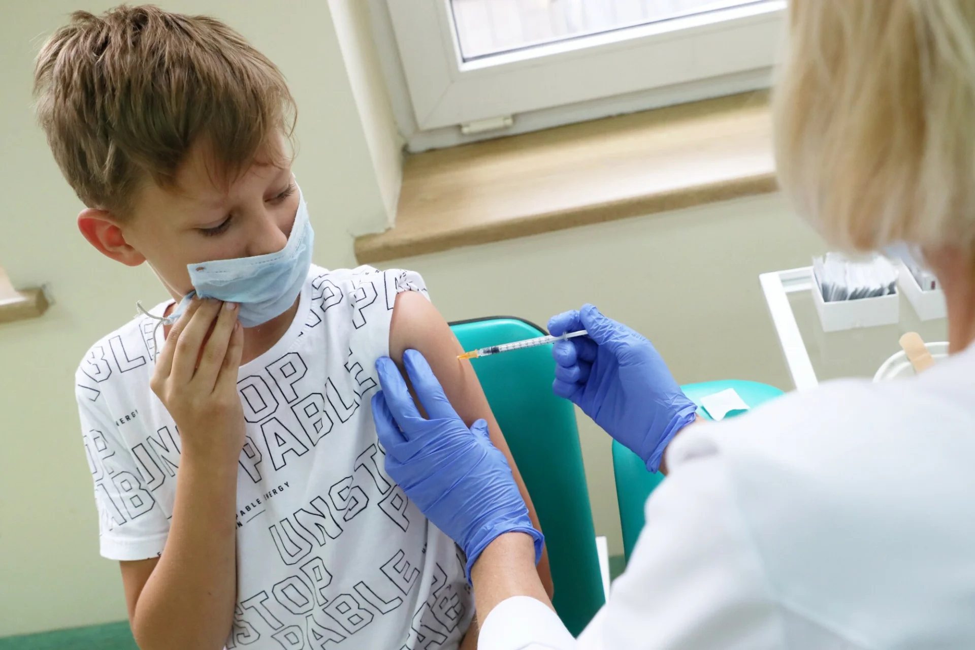 Na szczepienie dzieci od 5 r.ż. poczekamy dłużej, niż początkowo oczekiwał rząd. Pfizer opóźnia dostawę.