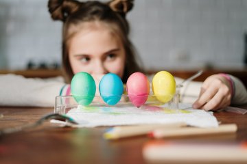 dziewczynka maluje pisanki