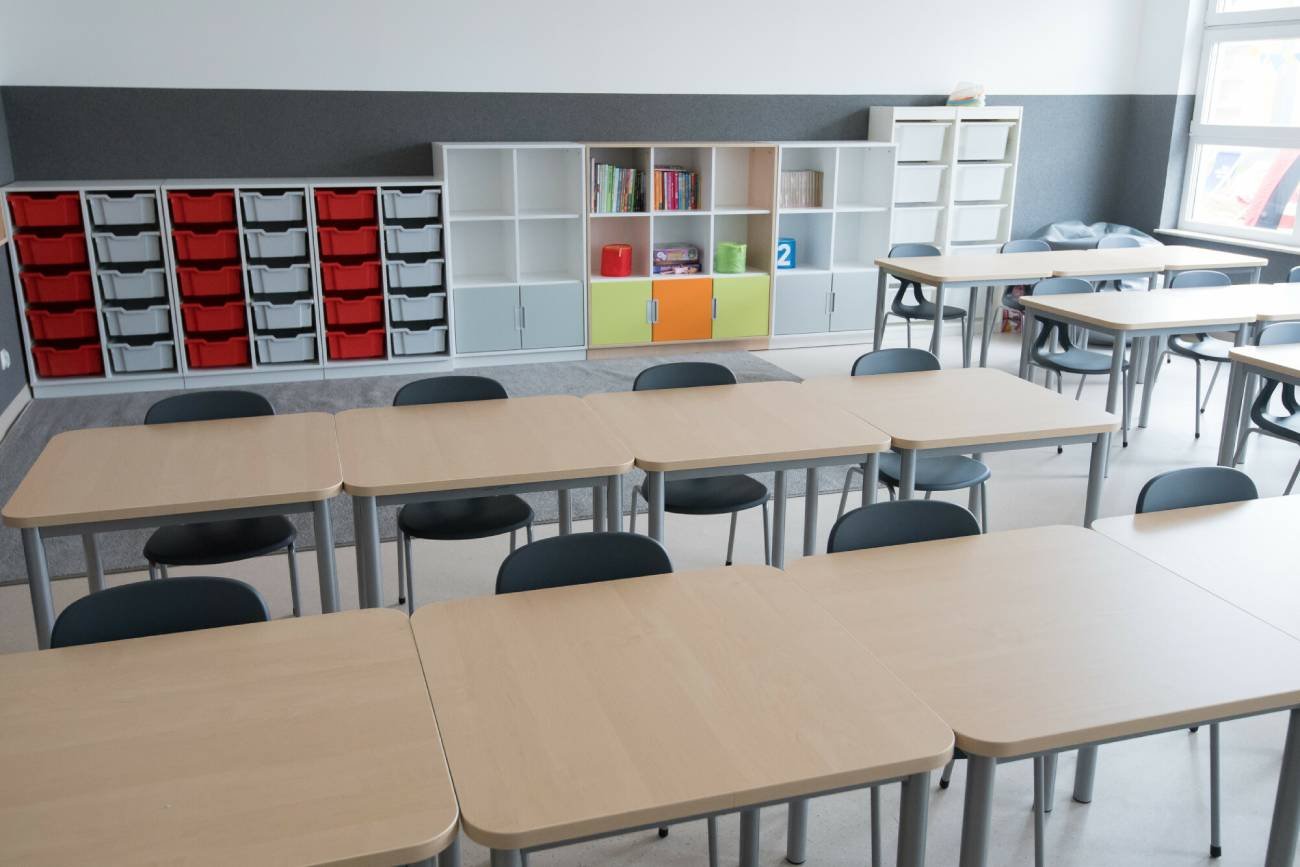 Klasa lekcyjna z ławkami.