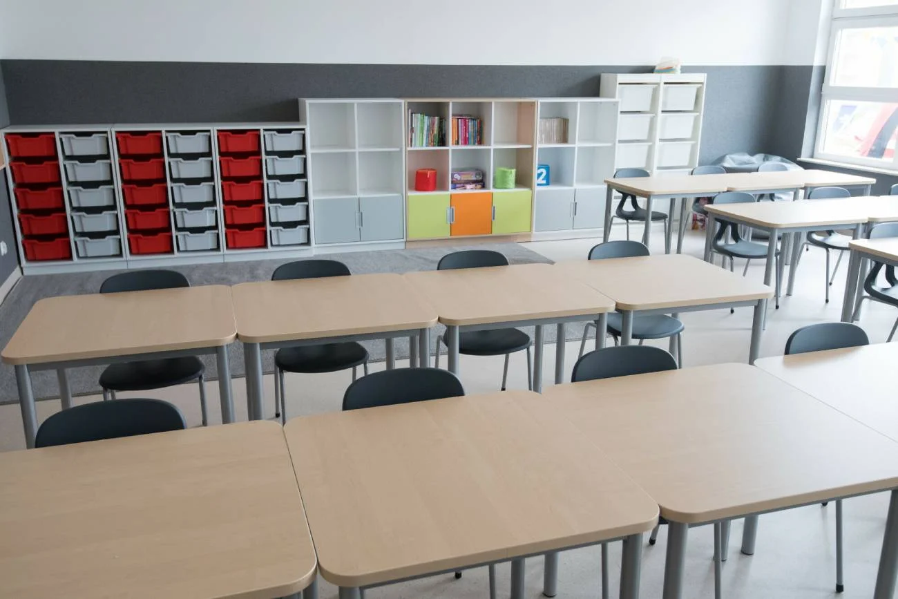 Klasa lekcyjna z ławkami.