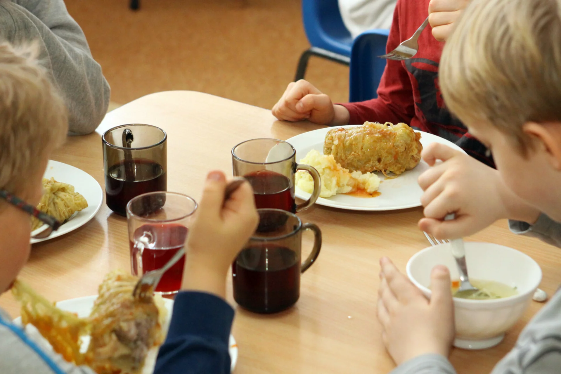 Lekarz rodzinny krytykuje pomysł darmowych obiadów dla dzieci w szkołach