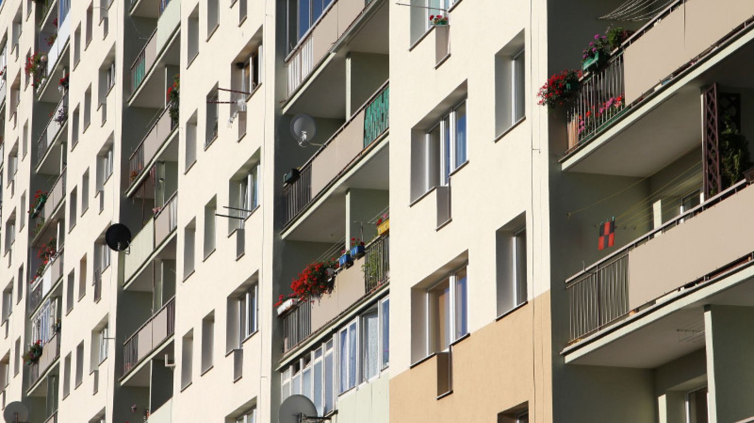 Policjanci dostali się do mieszkania przez balkon.