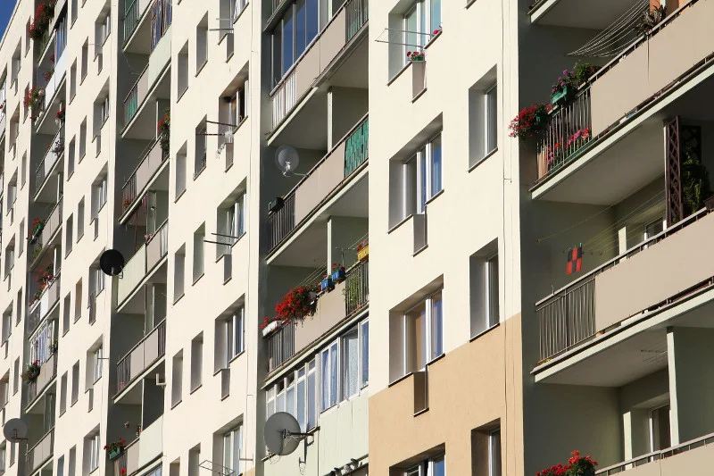 Policjanci dostali się do mieszkania przez balkon.