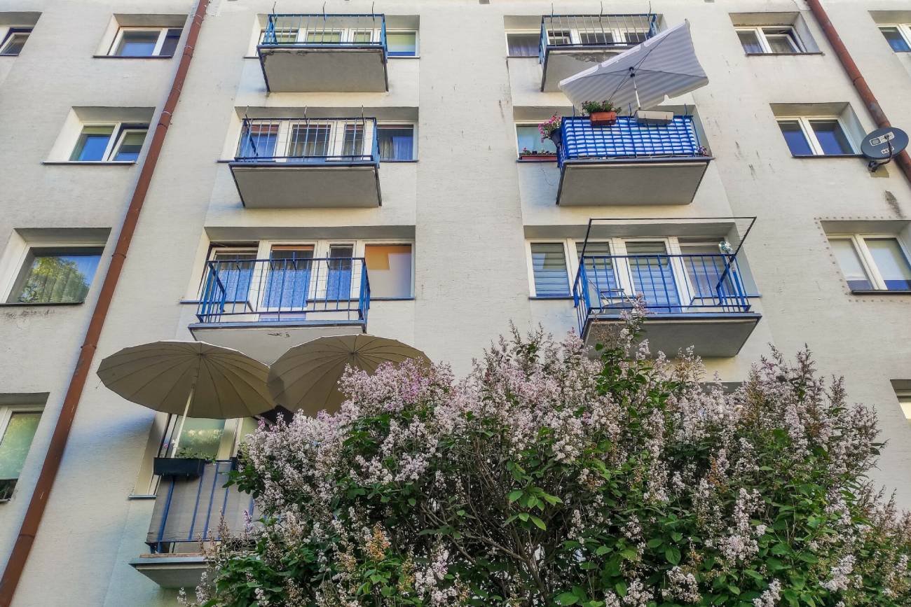 Blok z balkonami w czasie upału.