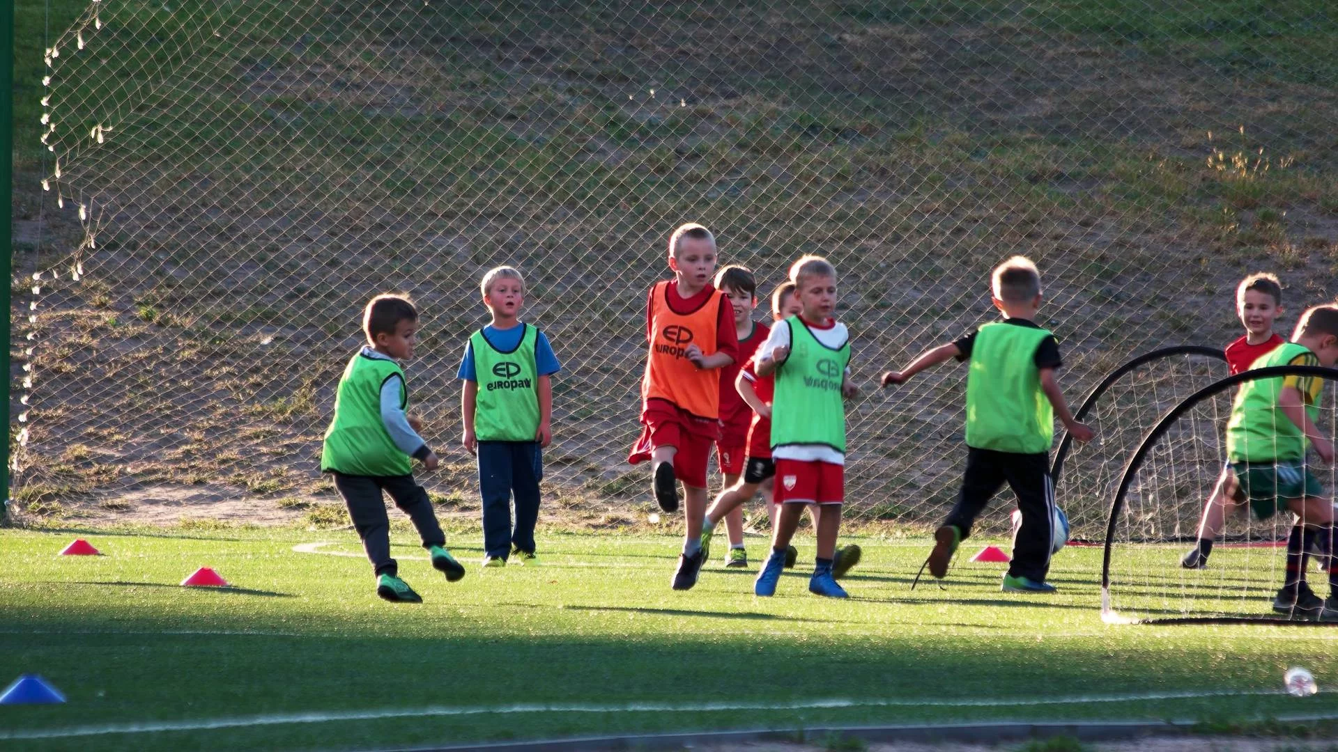 chłopcy grają w piłkę na szkolnym boisku chłopcy grają w piłkę na szkolnym boisku