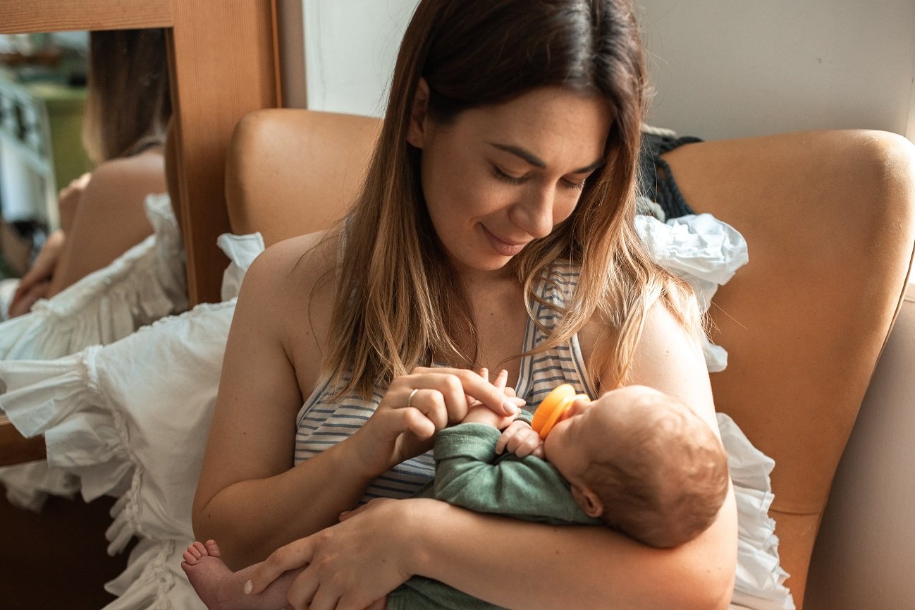 młoda kobieta z noworodkiem