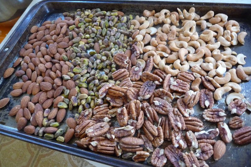 Orzechy i migdały zawierają zdrowe tłuszcze i są kaloryczne. Dlatego nie zjadaj paczki na dzień dobry, tylko traktuj je jako jeden z posiłków