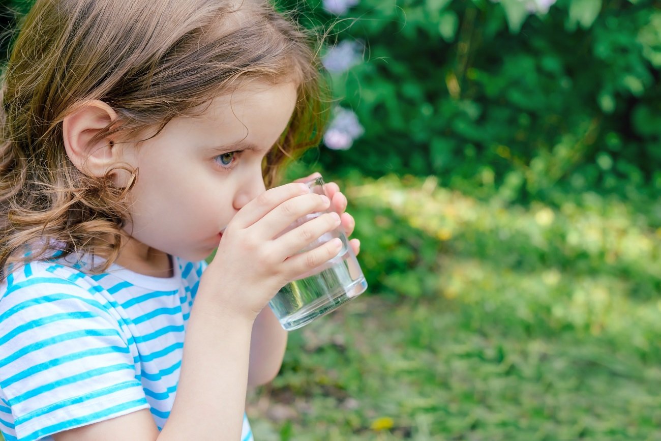 dziecko pije wodę