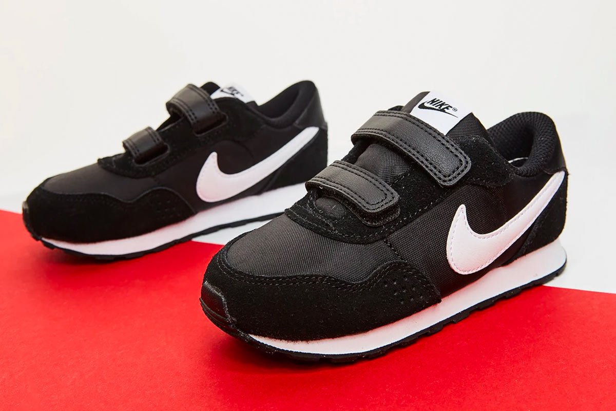 Szukasz modnych butów dziecięcych na lato? Sneakersy mogą być strzałem w dziesiątkę. Tego rodzaju obuwie stanowi wizytówkę oficjalnego sklepu sieci Sizeer. W tym sezonie warto zwrócić uwagę na 3 kolekcje: adidas NY 90, Nike Dunk i Nike MD Valiant.