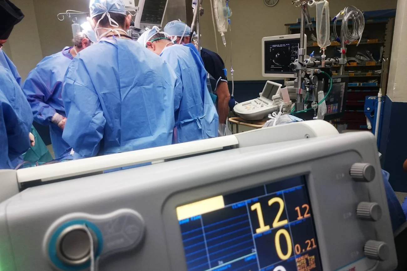 szpital, lekarze podczas operacji