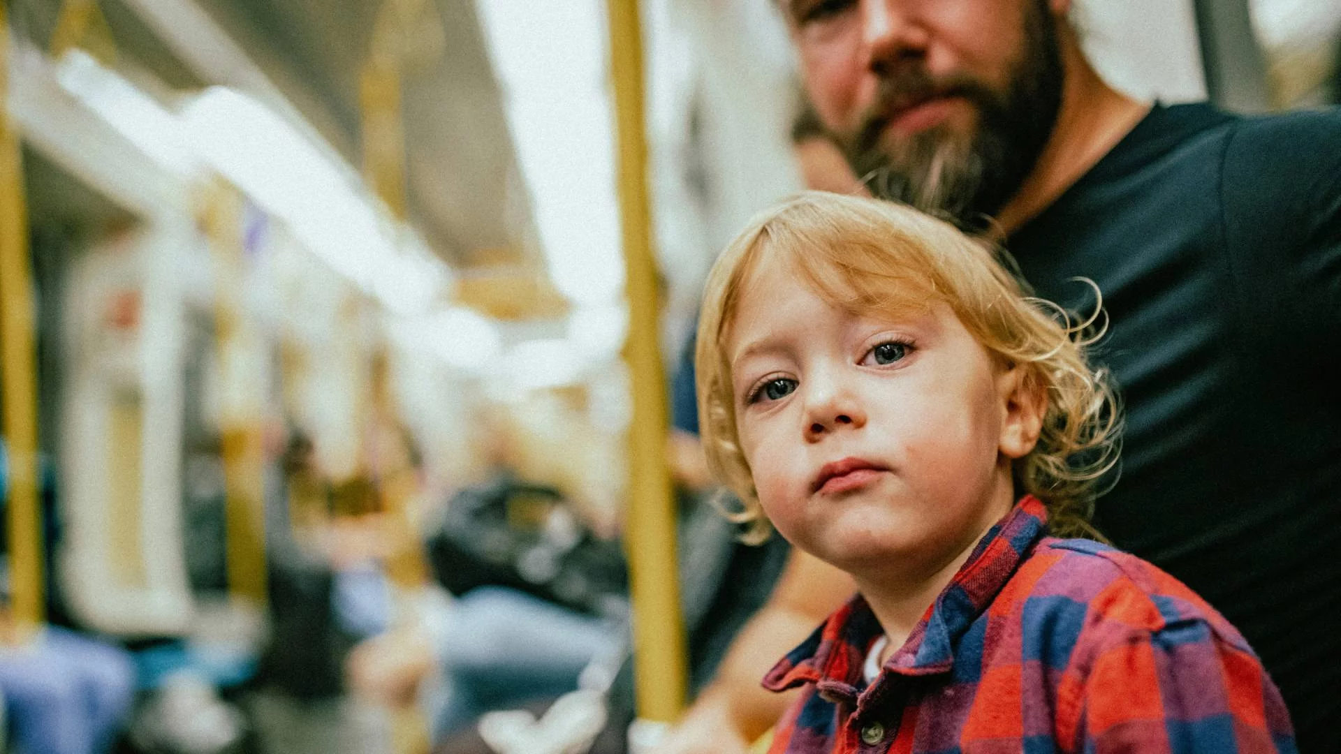 tata z dzieckiem w metrze tata z dzieckiem w metrze