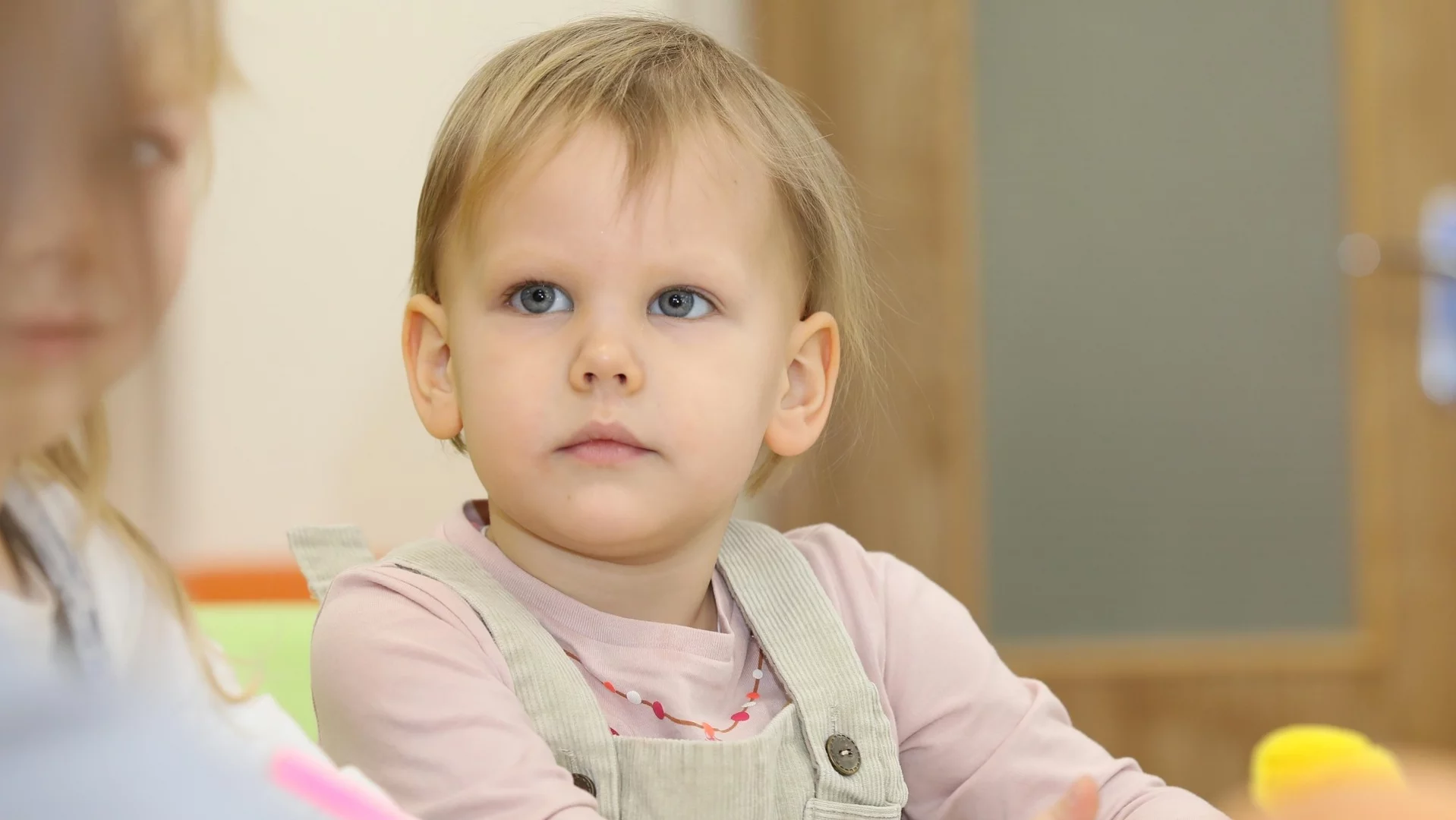 Dziecko lubi przedszkole, ale poranki zamieniają się w dramat. Psycholog wyjaśnia, dlaczego