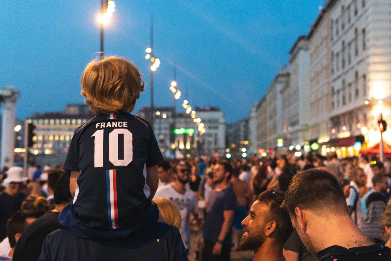 "Rozmawiaj z nimi, jakby byli dorosłymi". Wychowanie dzieci po francusku