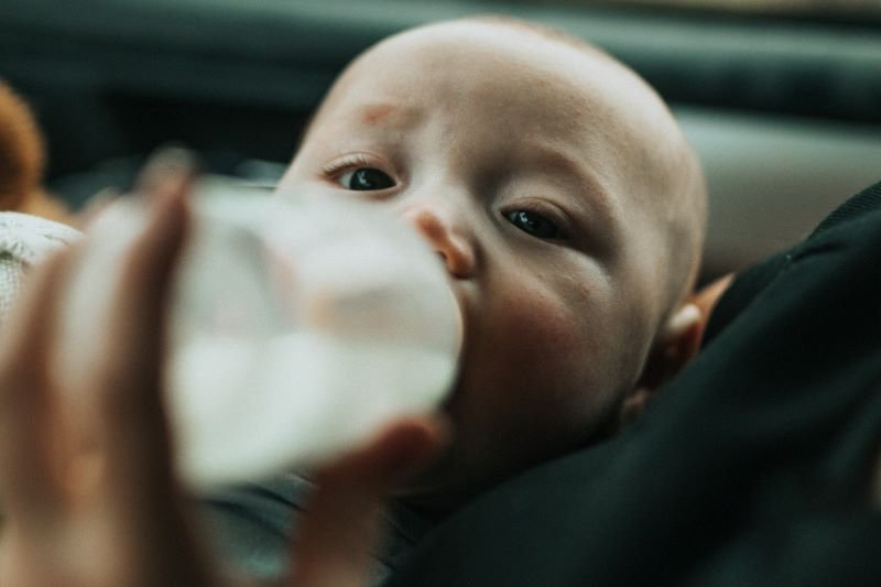 Żadna mama nie chce być oceniana tylko z tego powodu, że karmi butelką