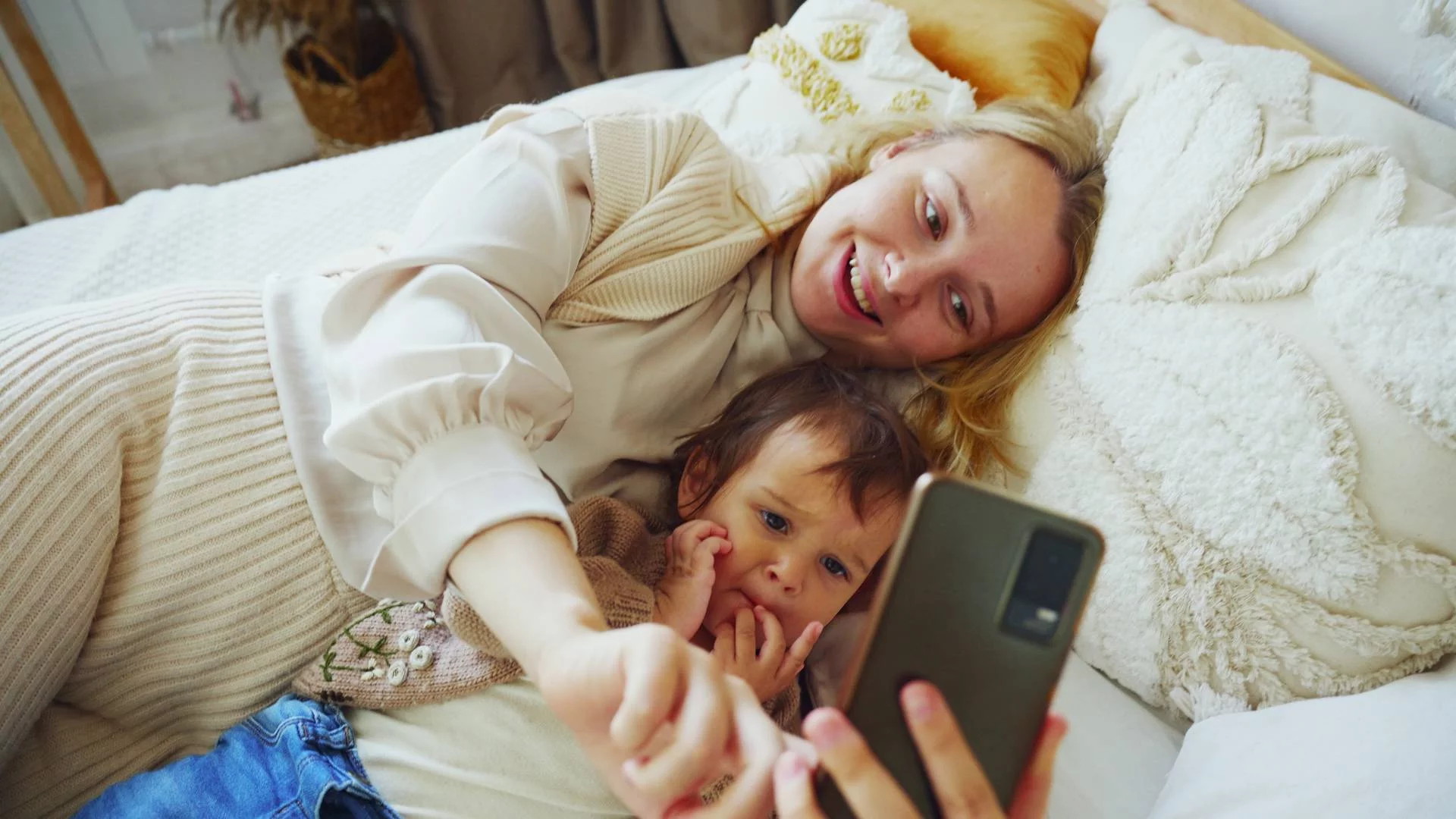 mama robi sobie selfie z małym dzieckiem mama robi sobie selfie z małym dzieckiem