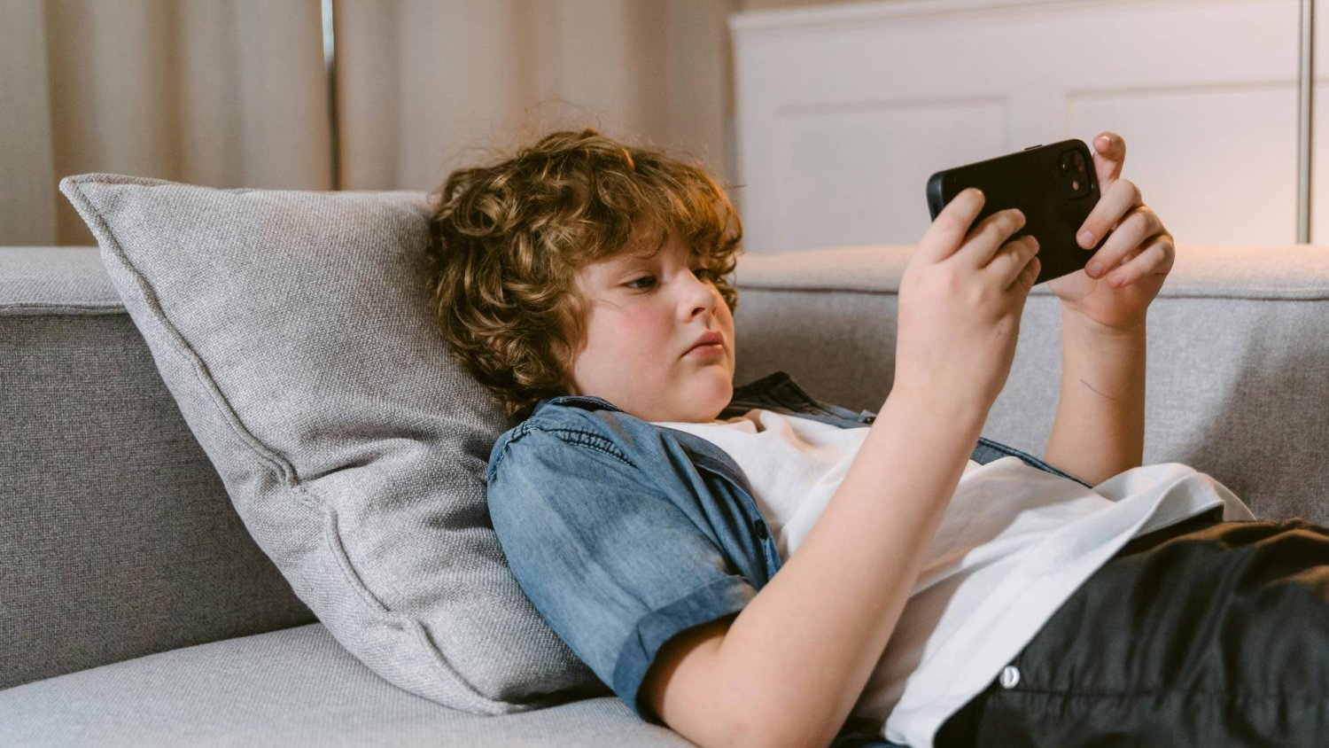 "Usuńcie go z grupy klasowej, nikt go nie chce". Dziś szkolna przemoc trwa 24 godziny na dobę