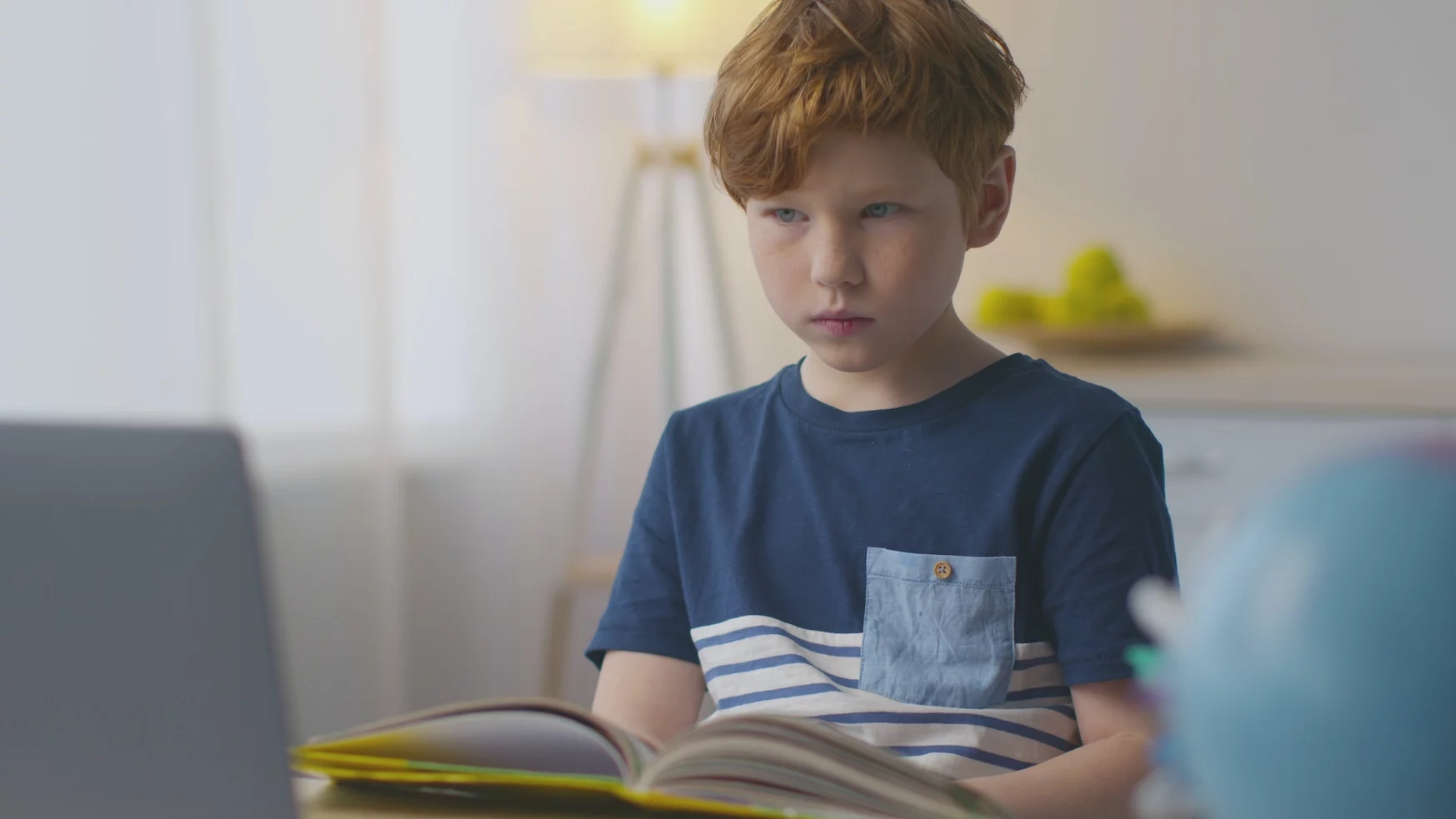 Metody szybkiego zapamiętywania i uczenia się dla dzieci Na zdjęciu chłopiec zasiada do lekcji – jego mina świadczy o tym, że nauka nie idzie mu z lekkością