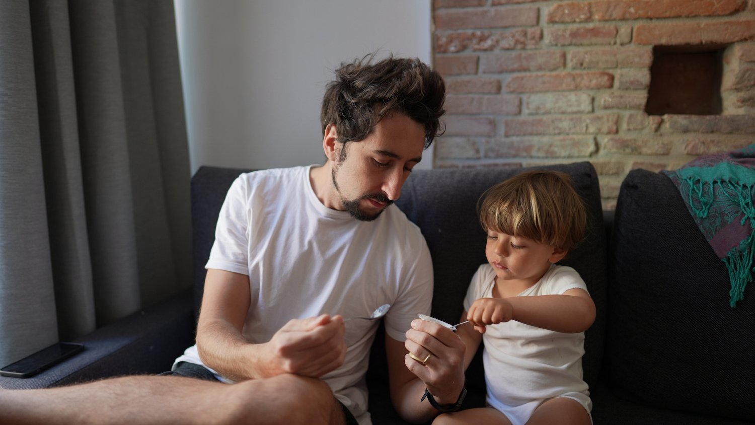 Są po trzydziestce i są wykończeni. Wiemy, co naprawdę wysysa z ojców energię