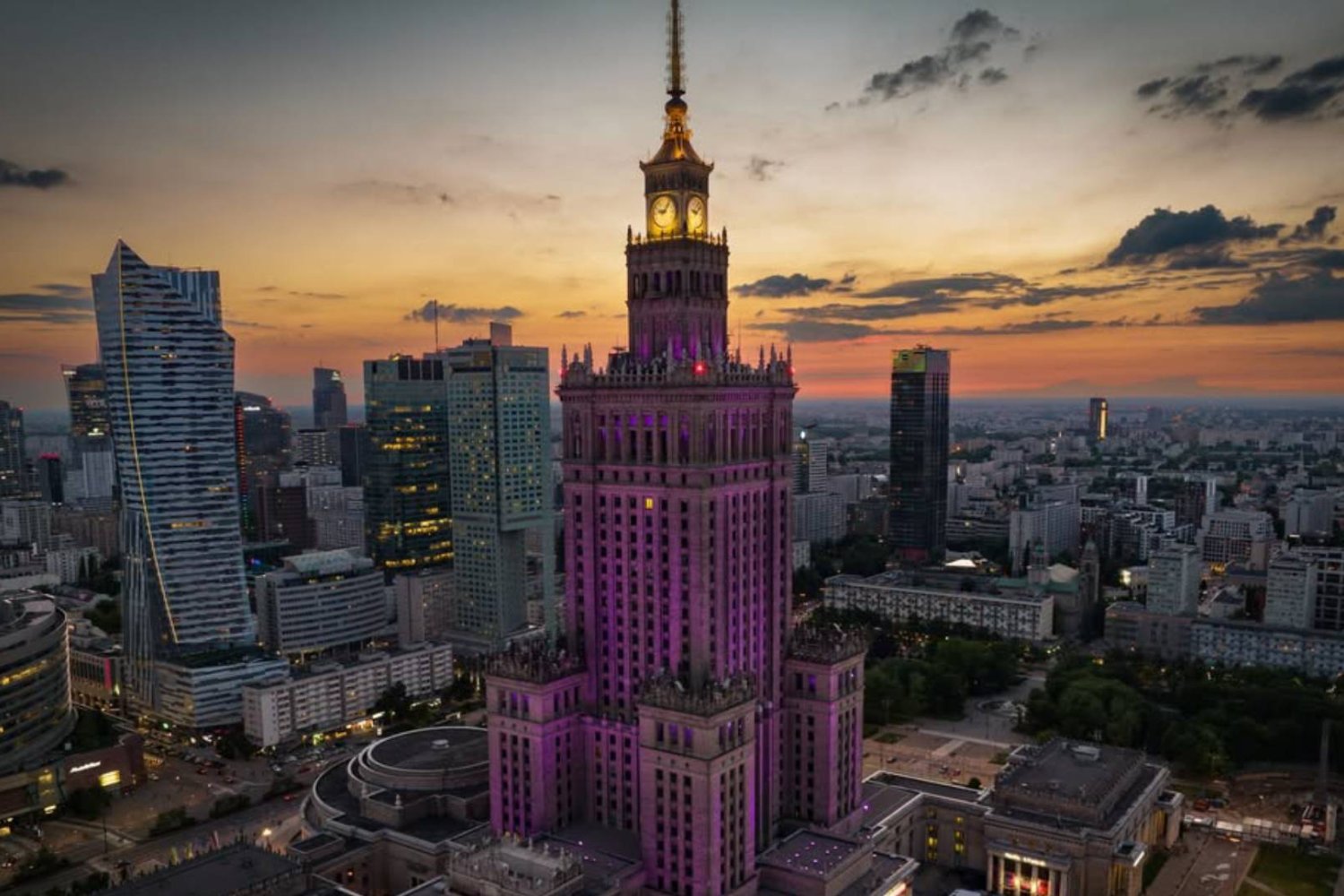 Pałac Kultury i Nauki podświetlony na fioletowo 17 listopada