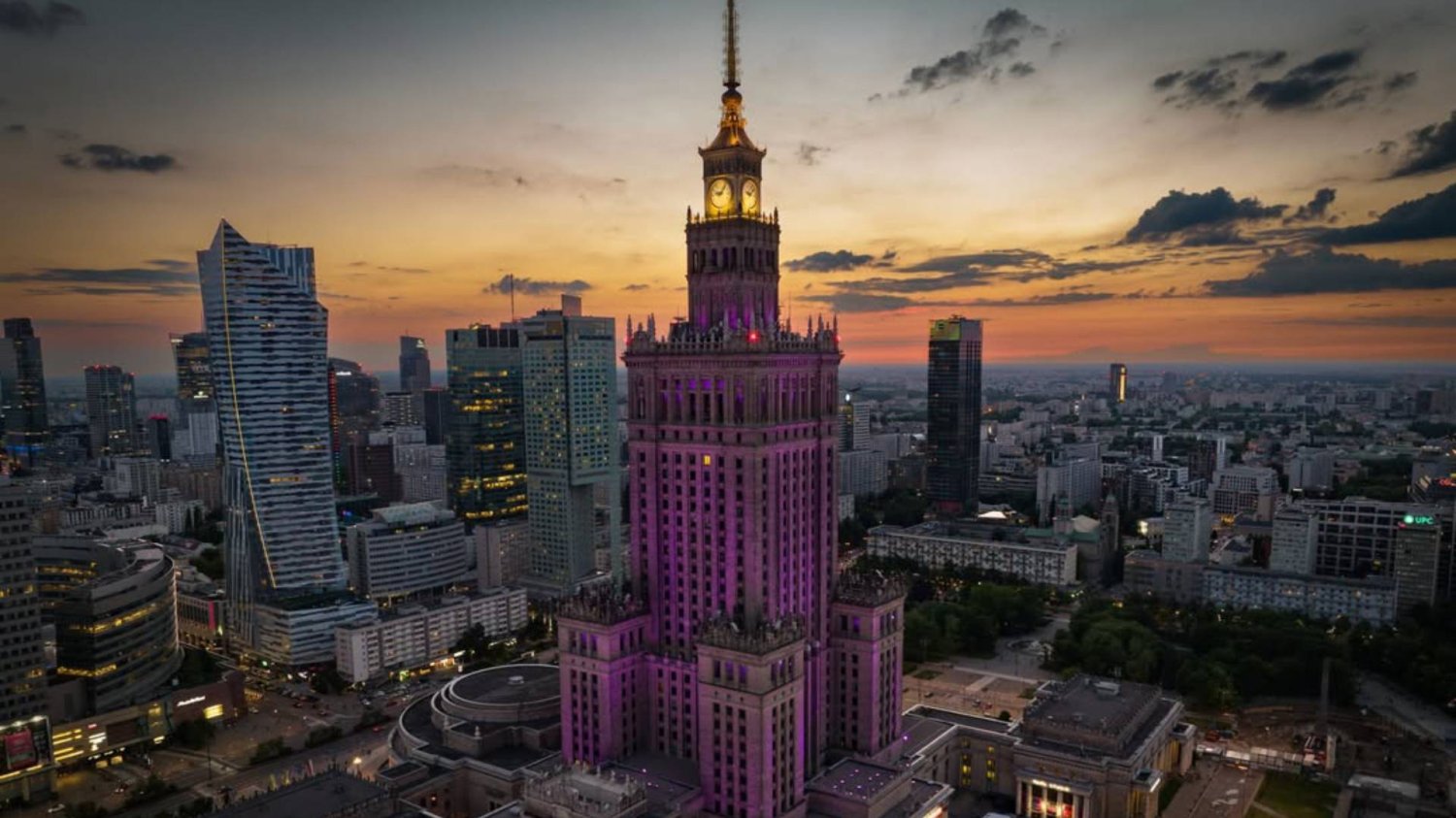 Pałac Kultury i Nauki podświetlony na fioletowo 17 listopada