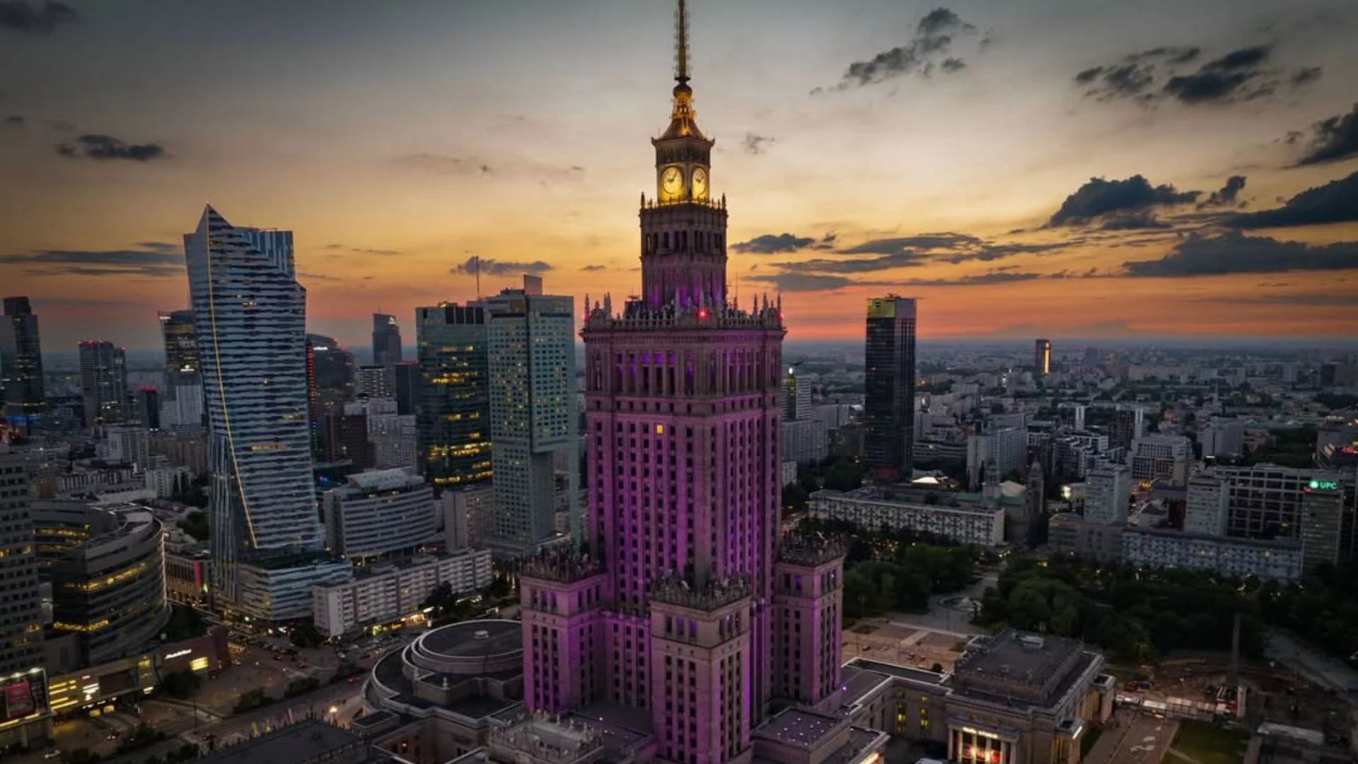 Pałac Kultury i Nauki podświetlony na fioletowo 17 listopada Pałac Kultury i Nauki podświetlony na fioletowo 17 listopada