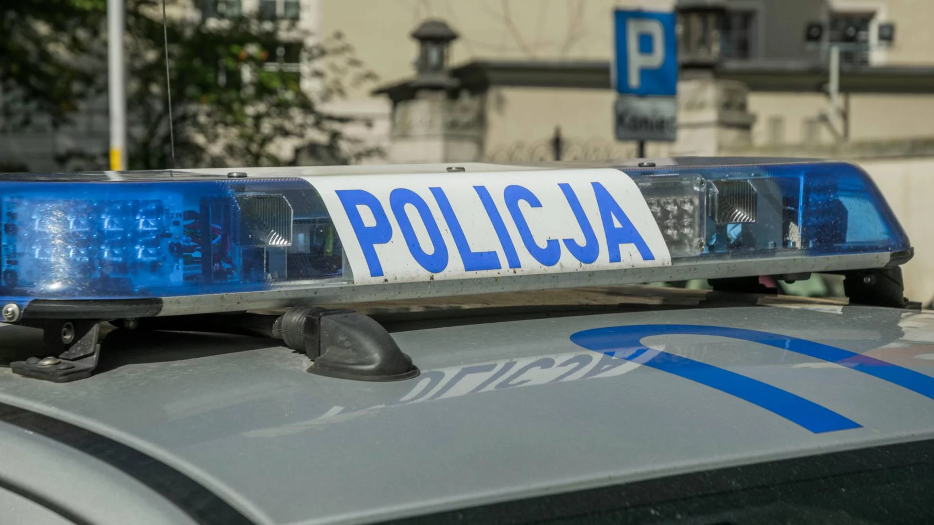 Policja odkryła, że ojciec przez ok. 30 lat przetrzymywał dorosłą córkę w mieszkaniu.