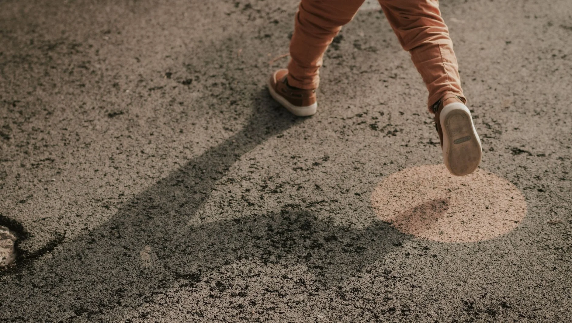3-latka wybiega wprost pod samochód. To nagranie mrozi krew w żyłach