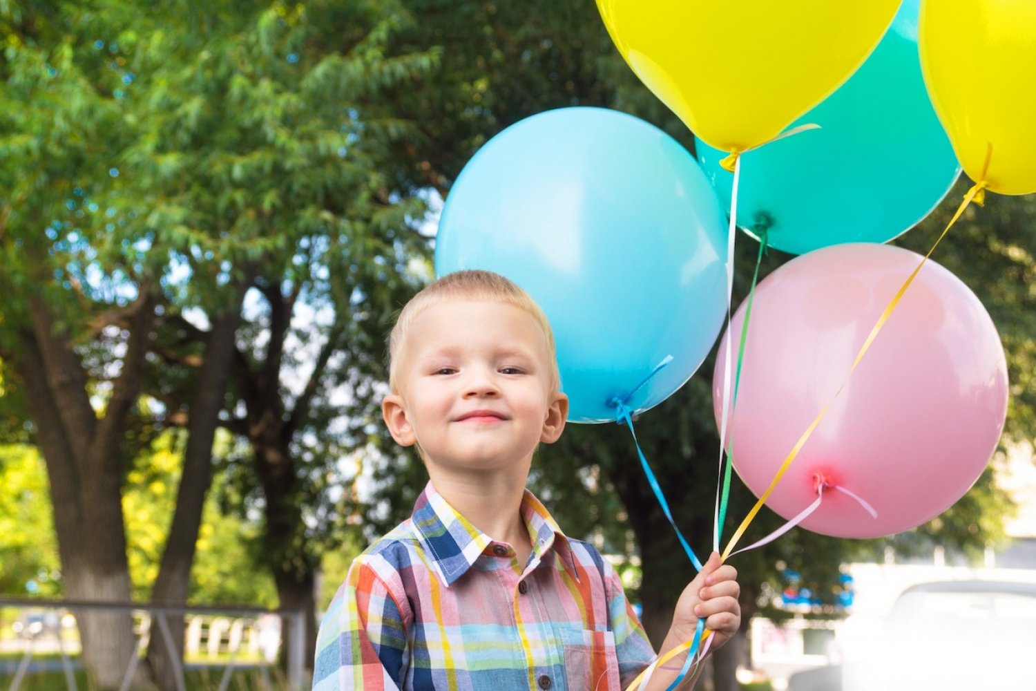 chłopiec trzymający balony