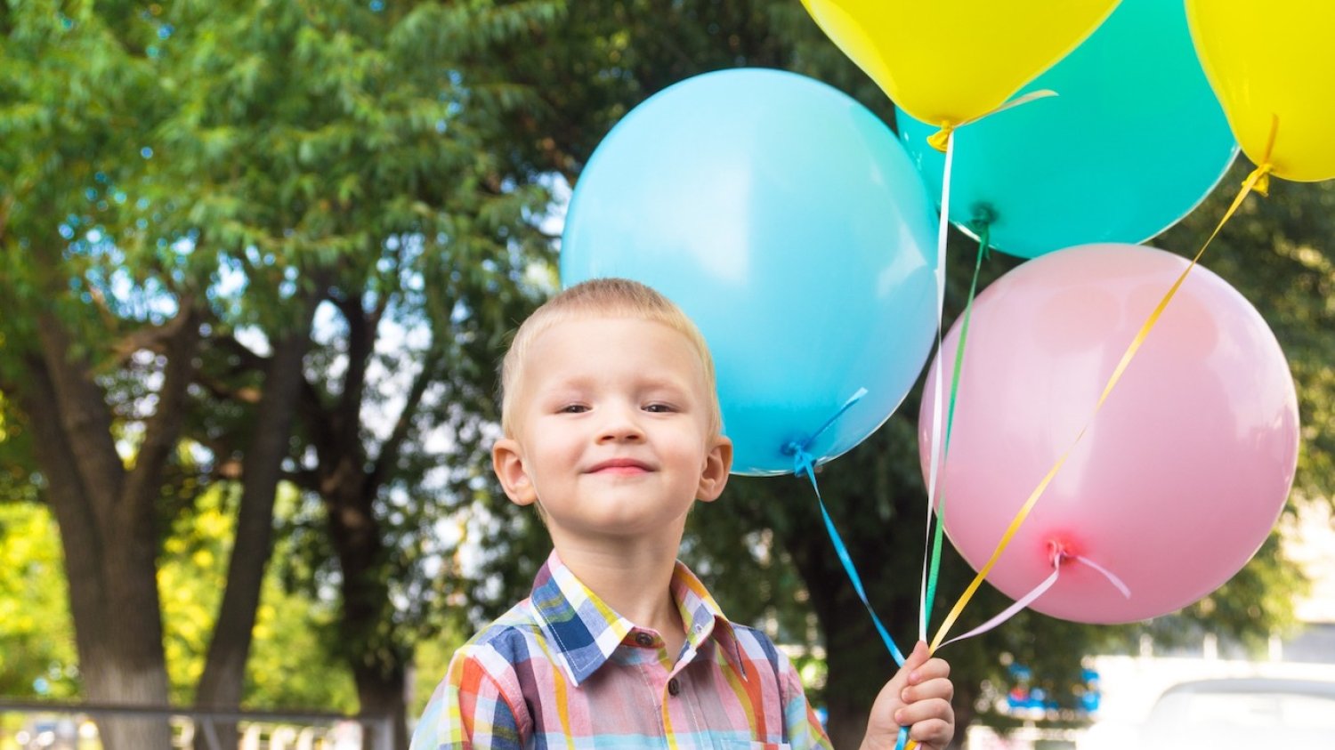 chłopiec trzymający balony