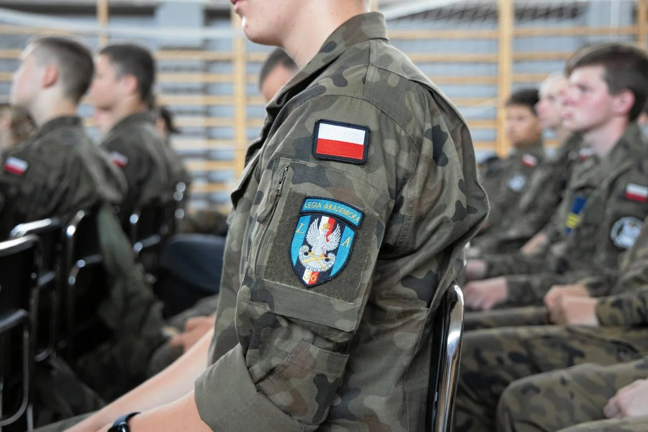 wojskowi na zebraniu w szkolnej sali gimnastycznej