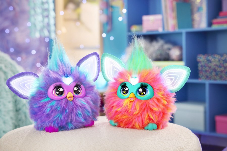 Furby to elektroniczna zabawka o wyglądzie futrzastego stworka i licznych interaktywnych funkcjach, która w latach 90. stała się prawdziwym zakupowym fenomenem. Teraz "najlepszy przyjaciel" dziecka wraca na sklepowe półki.