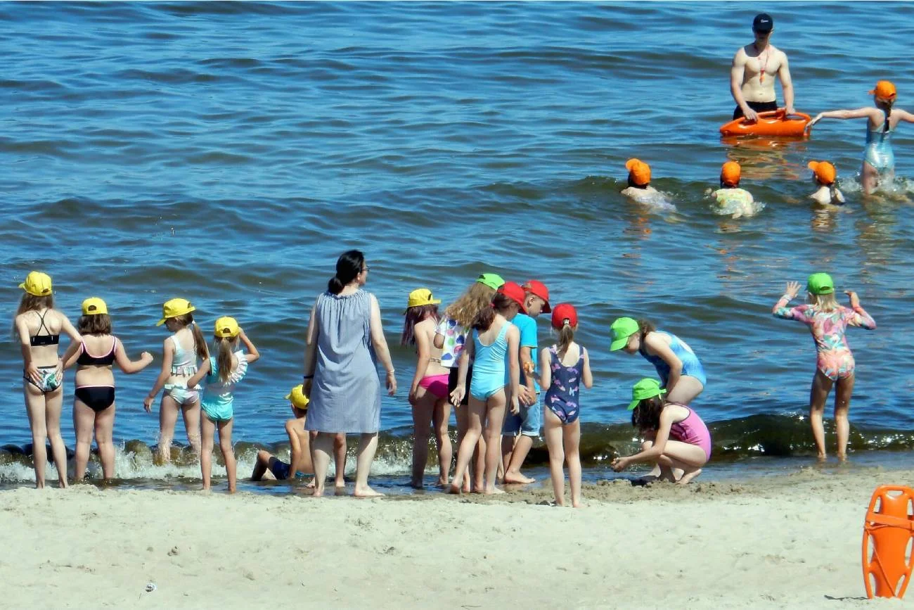 Dzieci na koloniach bawią się na plaży.