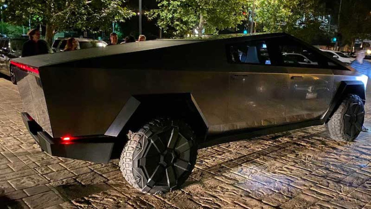 Tesla Cybertruck na ulicach Los Angeles. Za kierownicą Elon Musk