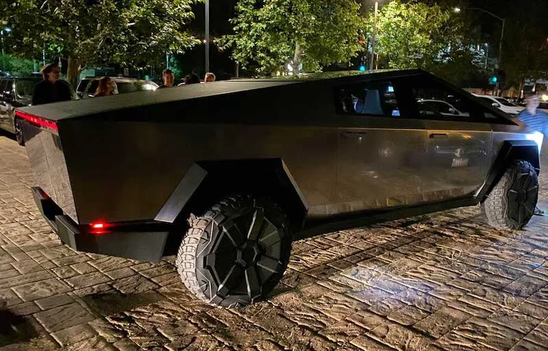 Tesla Cybertruck na ulicach Los Angeles. Za kierownicą Elon Musk