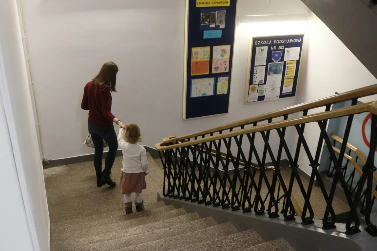 Mama z małym dzieckiem na szkolnym korytarzu. Mama z małym dzieckiem na szkolnym korytarzu.