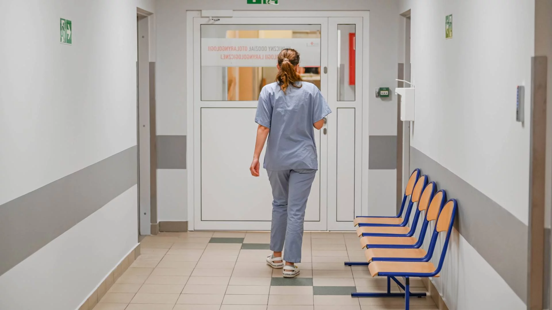 lekarka idzie szpitalnym korytarzem