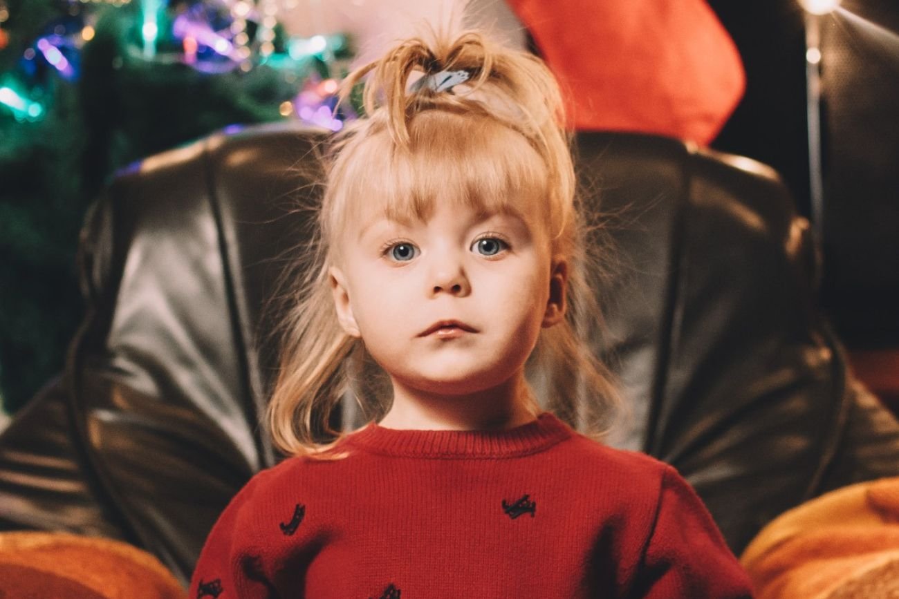 kilkuletnia dziewczynka przy choince