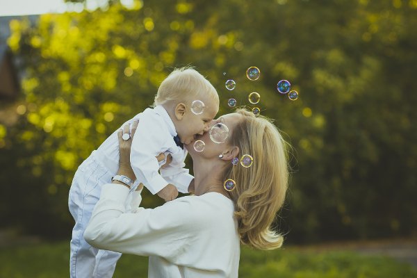 Fot. Pixabay / [url=https://pixabay.com/pl/szcz%C4%99%C5%9Bcie-dzieci-mama-sye-987394/]Profile[/url]/[url=https://pixabay.com/pl/service/terms/#usage]CC0 Public Domain[/url]